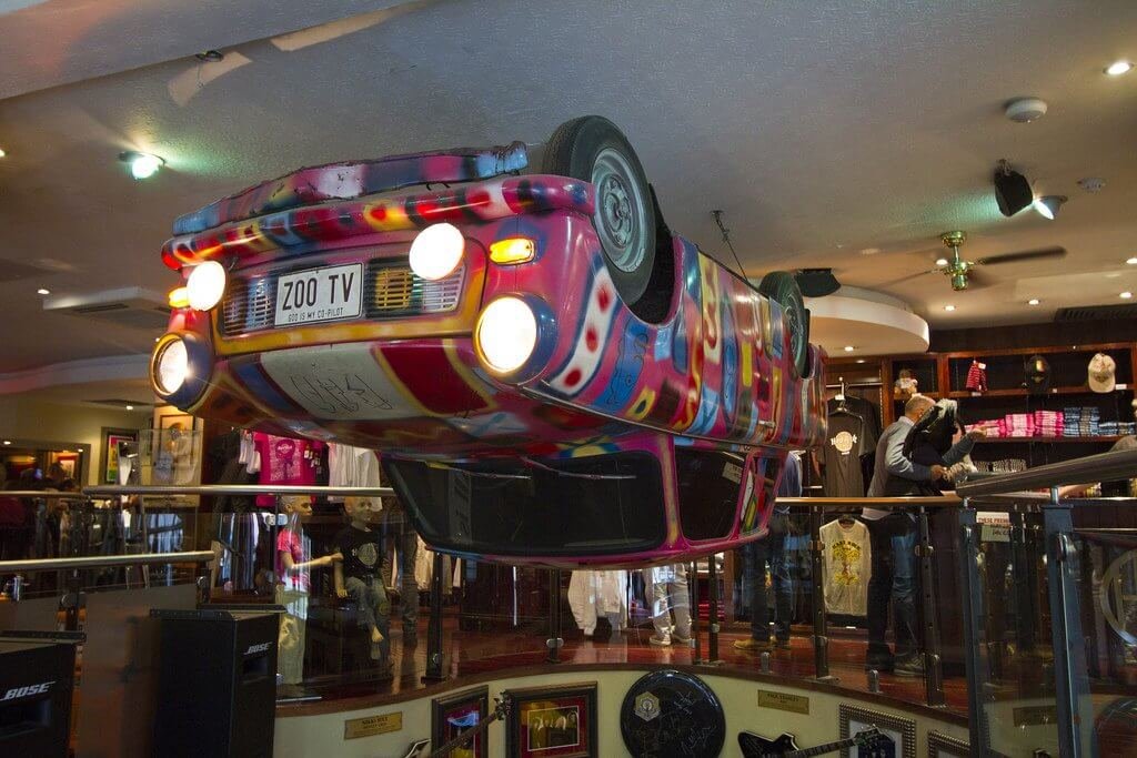 Trabant da Zoo TV Tour do U2 exposto no Hard Rock Café em Dublin